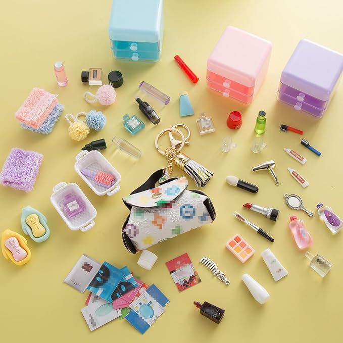 72Pcs Dollhouse Mini Jewelry Storage Case Handbag Towel Cosmetic Set Bathroom Acessories Toothbrush Shampoo Perfume Hair Dryer Comb Purse Decor DIY Doll Backpack Girl Micro Scene