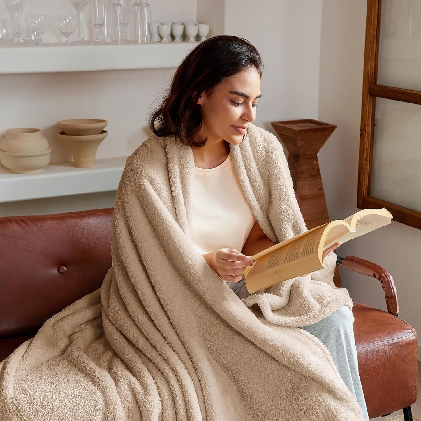 Exclusivo Mezcla Twin Size Flannel Fleece Blanket, Super Soft Velvet Plush Bed Blanket, Fuzzy Cozy and Warm for All Seasons, 60x80 Inches, Camel